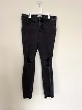 Universal Thread Women's Mid-Rise Skinny Distressed Black Jeans Size 4/27R